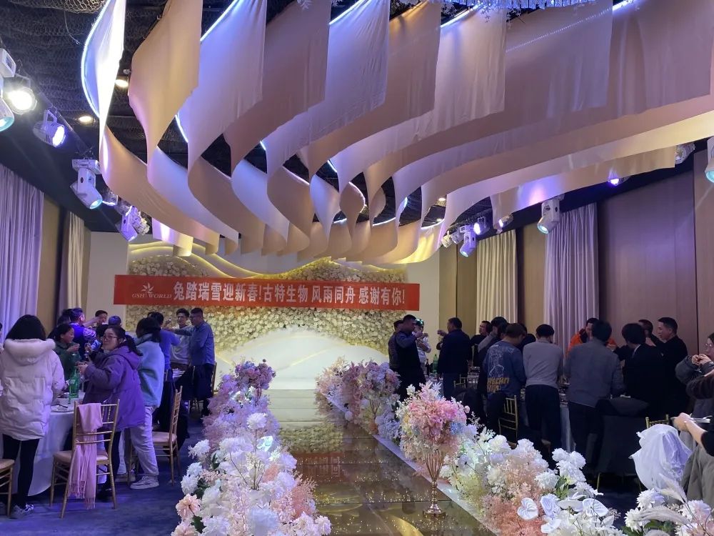 所有員工歡聚一堂，共同舉杯慶祝